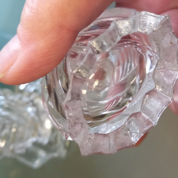 Vintage glass salt and pepper shakers with mini glass tray. - Picture 3 of 9